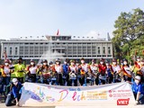 Đoàn lãnh đạo Thành phố và đại biểu tham gia chương trình đạp xe đạp diễu hành qua Dinh Độc Lập