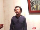 Họa sĩ Huỳnh Lê Nhật Tấn trả lời phỏng vấn tại triển lãm "Vết căn nguyên". Ảnh: Hòa Bình