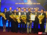 Ông Nguyễn Minh Hồng – Chủ tịch Hội Truyền thông số Việt Nam trao Quyết định thành lập và công nhận Ban chấp hành Chi hội miền Nam. Ảnh: Hòa Bình