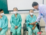 TS BS Trần Anh Bích, Phó khoa Tai Mũi Họng bệnh viện Chợ Rẫy hỏi thăm và chúc mừng các bệnh nhân đã phẩu thuật thành công