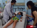 TS.BS Nguyễn Minh Tuấn thăm khám bệnh nhi sốt xuất huyết phải chuyển viện từ BV Quận 12 đến BV Nhi Đồng 1- Ảnh: Hòa Bình