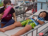 Bệnh nhân mắc sốt xuất huyết phải cấp cứu tại Bệnh viện Nhi Đồng 1 (TP.HCM). Ảnh: Hòa Bình