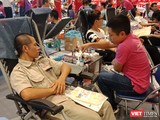 Người công nhân tham dự hiến máu tại sự kiện "Giọt hồng tri ân" chiều 26/7.
