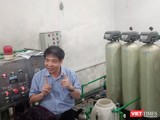 TS. Lê Thanh Hải tại căn phòng thực nghiệm khoa học về hệ thống lọc nước RO của Bệnh viện đa khoa tỉnh Hòa Bình.