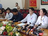 Bà Trần Liên Hương - Phó Giám đốc Bệnh viện Đa khoa Xanh Pôn và đồng nghiệp đại diện trả lời báo chí.