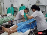 Bác sĩ của Bệnh viện Hữu nghị Việt Đức cấp cứu cho nạn nhân tai nạn giao thông.