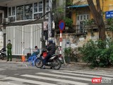 Phố Trúc Bạch - nơi sinh sống của người mắc SARS-CoV-2 thứ 17 của Việt Nam đang sinh sống đã bị phong tỏa, cách ly từ tối 6/3. Ảnh: Anh Lê.