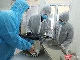 Các nhà khoa học Việt nghiên cứu chế tạo robot lau sàn, khử khuẩn trong hơn 2 tuần.