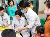 Các bác sĩ của Đại học Y Dược TP.HCM thực hiện khám lâm sàng cho các em nhỏ.