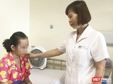 TS.BS. Đỗ Minh Loan thăm khám cho một bệnh nhân điều trị tại khoa.