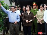 Ông Phạm Minh Chính cùng bà Nguyễn Thị Kim Ngân khảo sát địa điểm sân bay Vân Đồn.