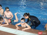 Giáo viên hướng dẫn học sinh tập bơi. Ảnh: Minh Thúy