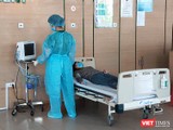 Bác sĩ thăm khám cho bệnh nhân tại Bệnh viện Bệnh Nhiêt đới Trung ương (Đông Anh, Hà Nội). Ảnh: Minh Thúy