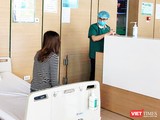 Bác sĩ thăm hỏi tình hình sức khỏe bệnh nhân tại Bệnh viện Bệnh Nhiệt đới Trung ương. Ảnh: Minh Thúy
