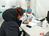 Bác sĩ thăm hỏi tình hình bệnh nhân tại Bệnh viện Bạch Mai. Ảnh: Minh Thúy
