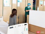 Bác sĩ thăm hỏi tình hình sức khỏe bệnh nhân tại Bệnh viện Bệnh Nhiệt đới Trung ương cơ sở 2. Ảnh: Minh Thúy