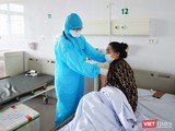 bác sĩ khám cho bệnh nhân tại bệnh viện (Ảnh - Minh Thuý)