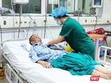 Bác sĩ chăm sóc cho bác gái bệnh nhân 17 mắc COVID-19 nặng. Ảnh: Minh Thúy