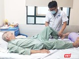 BS. Nguyễn Thanh Sơn – Khoa Ngoại Thần kinh – Chấn thương Chỉnh hình, Bệnh viện Hữu Nghị thăm khám cho bệnh nhân. Ảnh: Minh Thúy