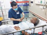 Bác sĩ thăm khám cho bệnh nhân bị đột quỵ đang điều trị tại Khoa Cấp cứu A9, Bệnh viện Bạch Mai. Ảnh: Minh Thúy