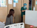 Bác sĩ thăm hỏi tình hình sức khỏe của bệnh nhân (Ảnh: Minh Thúy)