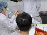 Nhân viên y tế chuẩn bị tiêm thử nghiệm vaccine phòng COVID-19 cho tình nguyện viên (Ảnh - Hoàng Anh)