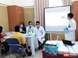 Bác sĩ hướng dẫn tình nguyện viên tự kiểm tra sức khoẻ sau tiêm vaccine phòng COVID-19 COVIVAC (Ảnh - Minh Thuý)