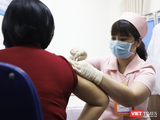 Nhân viên y tế tiêm vaccine phòng COVID-19 COVIVAC cho tình nguyện viên (Ảnh - Minh Thúy)