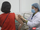 Tiêm thử nghiệm vaccine phòng COVID-19 cho tình nguyện viên (Ảnh - Minh Thuý)