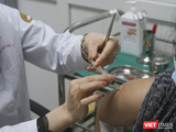 Nhân viên y tế tiêm vaccine phòng COVID-19 (Ảnh - Minh Thuý)