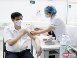 Bộ trưởng Bộ Y tế Nguyễn Thanh Long tiêm vaccine phòng COVID-19 (Ảnh - N. Thành)