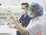 Nhân viên y tế chuẩn bị tiêm vaccine (Ảnh - Minh Thuý)