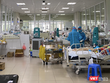 Các bác sĩ thức xuyên đêm cấp cứu cho bệnh nhân mắc COVID-19 nặng ở Bệnh viện Bệnh Nhiệt đới Trung ương (Ảnh - Đặng Thanh)