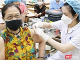 Người cao tuổi được tiêm vaccine COVIVD-19 (Ảnh - Minh Thuý)