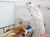 Bác sĩ khám cho bệnh nhân được chuyển từ BV Việt Đúc sang (Ảnh - Minh Thuý)