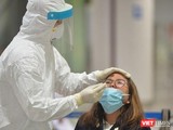 Nhân viên y tế lấy mẫu xét nghiệm COVID-19 tại sân bay (Ảnh - Minh Thuý)