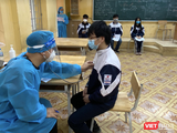 Học sinh được khám sức khoẻ trước tiêm vaccine COVID-19 (Ảnh - Quang Hùng)