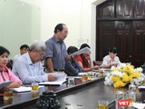 Ông Tạ Tân (áo kẻ caro) Trưởng Phòng GD&ĐT quận Tân Phú báo cáo tại hội nghị