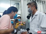 Ông Li Ding chia sẻ lòng biết ơn đến bác sĩ BV Chợ Rẫy cũng như đất nước Việt Nam tại buổi xuất viện, 12/2. Ảnh: Nguyễn Trăm