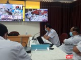 Bác sĩ BV Nhi đồng 1 hội chẩn từ xa ca bệnh nhi ở BV Sản nhi An Giang. (Ảnh: Nguyễn Trăm)