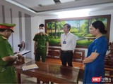 Công an tống đạt lệnh bắt đối với ông Tôn Thất Hạnh - Giám đốc CDC Đà Nẵng (Ảnh: Hồ Xuân Mai)