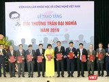 Phó Thủ tướng Vũ Đức Đam và Bộ trưởng Bộ KH&CN Chu Ngọc Anh trao Giải thưởng Trần Đại Nghĩa cho 10 nhà khoa học