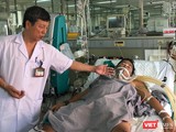 GS. Nguyễn Gia Bình - Chủ tịch Hội Hồi sức - cấp cứu Việt Nam điều trị cho nạn nhân bị ung thư gan do uống nhiều rượu