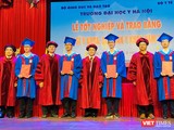 Lãnh đạo Trường Đại học Y Hà Nội trao Bằng cho các bác sĩ và cử nhân y khoa