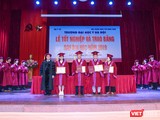 GS.TS. Tạ Thành Văn - Hiệu trưởng Trường Đại học Y Hà Nội - trao Giấy khen cho các tân bác sĩ chuyên khoa II xuất sắc