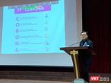 Bác sĩ Vũ Quốc Đạt - giảng viên Bộ môn Truyền nhiễm của Trường Đại học Y Hà Nội - cung cấp cho sinh viên các kiến thức khoa học về virus Corona