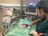 Cháu bé đang được điều trị và chăm sóc chu đáo tại Bệnh viện Xanh Pôn
