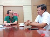 GS. Tạ Thành Văn trao đổi với ông Đoàn Ngọc Hải về vấn đề vận chuyển bệnh nhân sao cho an toàn và hiệu quả