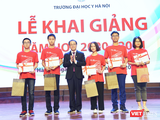 GS.TS. Tạ Thành Văn - Hiệu trưởng Trường Đại học Y Hà Nội tặng giấy khen và phần thưởng cho các sinh viên đạt thành tích xuất sắc