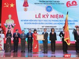 Thứ trưởng Trần Văn Thuấn trao Huân chương Lao động hạng Nhất cho tập thể Viện Đào tạo YHDP và YTCC